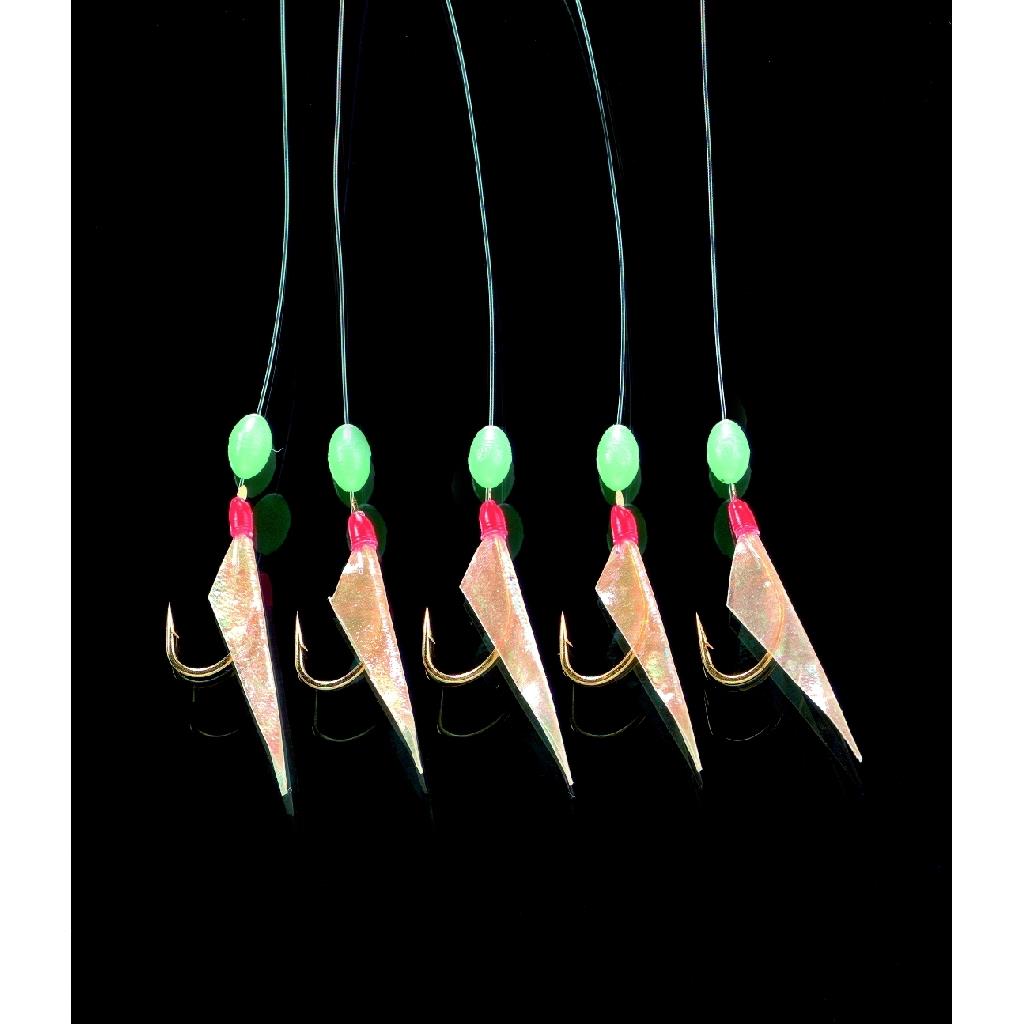 Fünf Angelspinner mit pinken Löffelblättern vor Schwarz