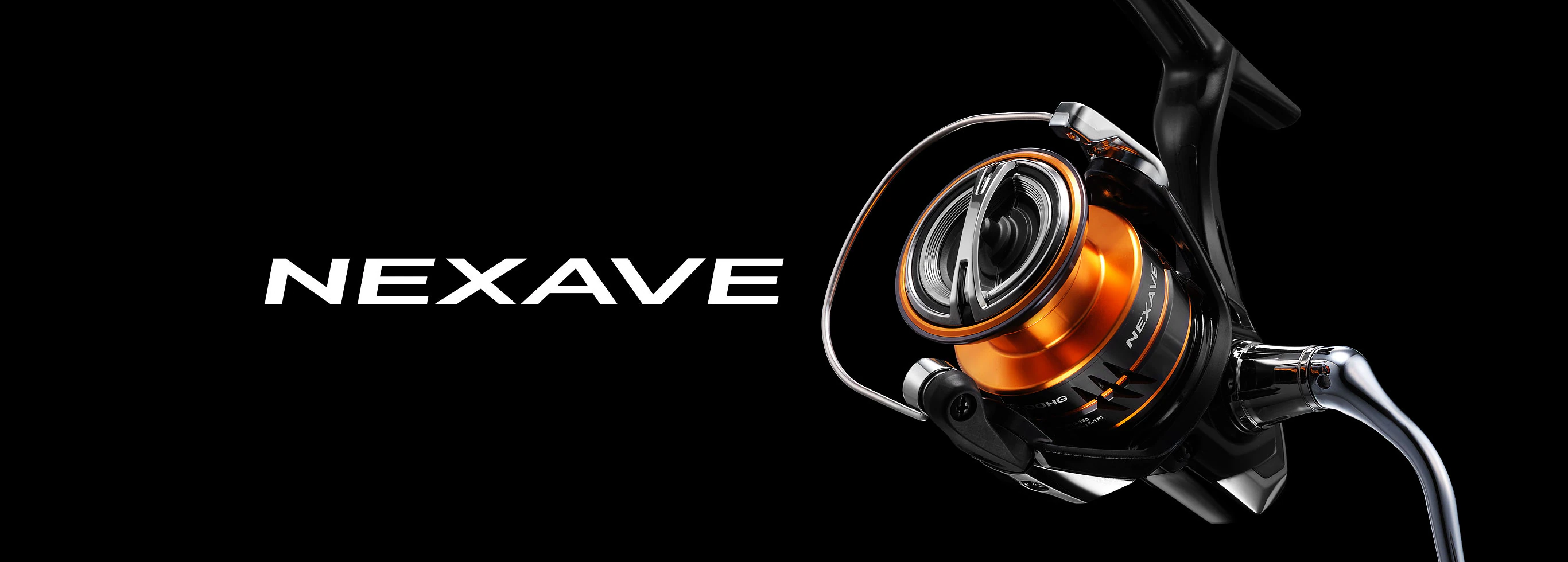 NEXAVE Angelrolle in Schwarz-Orange, Nahaufnahme einer hochwertigen Spinnrolle für das Angeln.