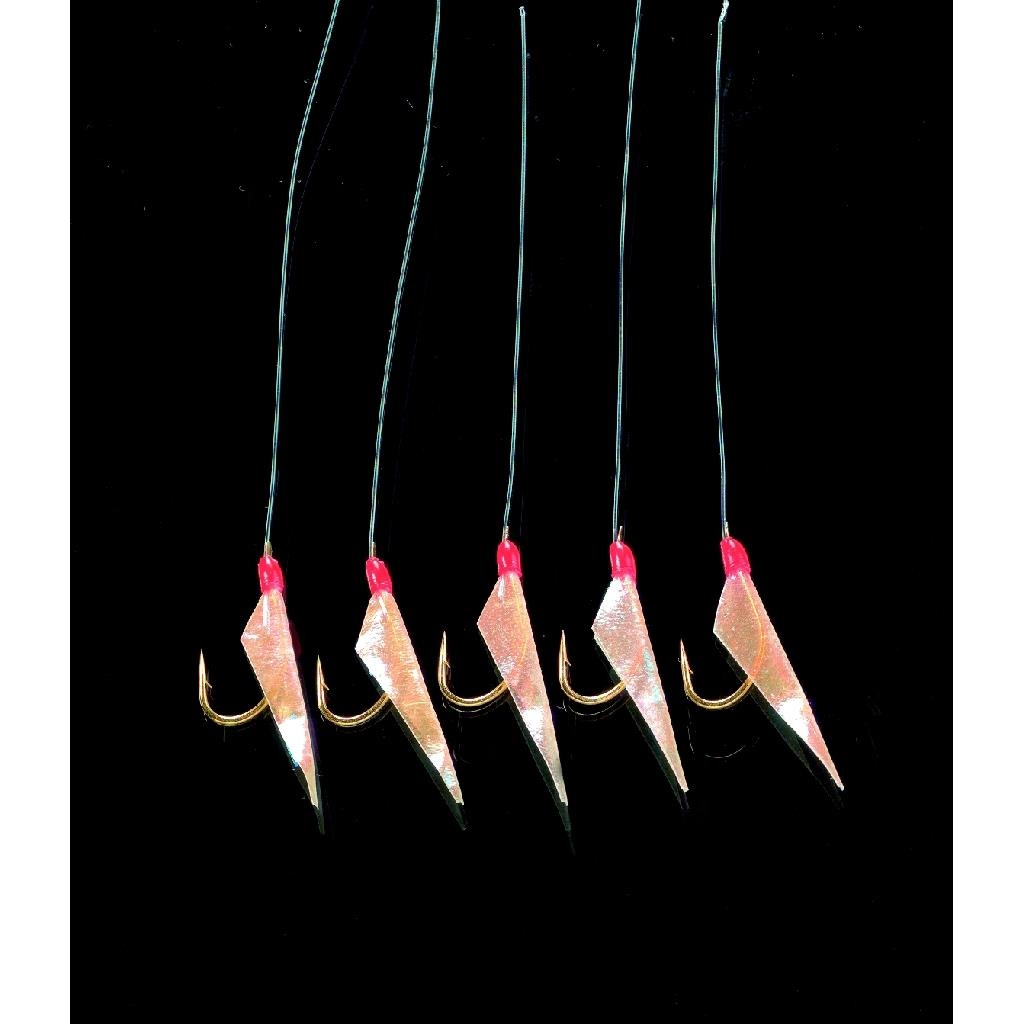 Fünf pinke Metall-Lures mit Haken vor schwarzem Hintergrund