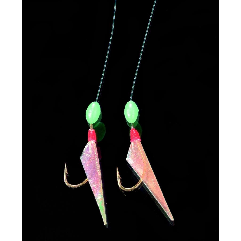 Zwei Löffelköder mit grüner Perle vor schwarzem Hintergrund