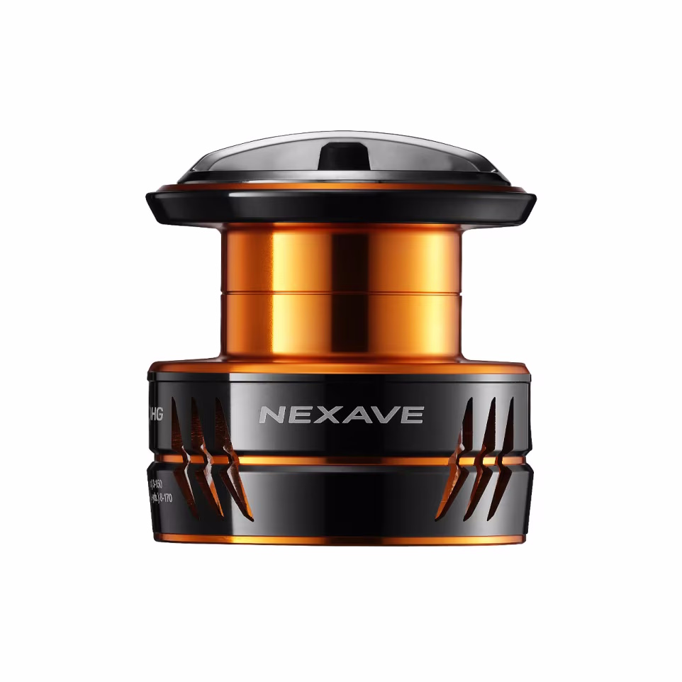 Spinnrolle SHIMANO Nexave FJ C3000 in Orange/Schwarz; HAGANE-Getriebe, AR-C Spule, G-Free Body, 3+1 korrosionsbeständige SA-RB Lager – vielseitig für Süßwasser, Küste und Friedfisch.